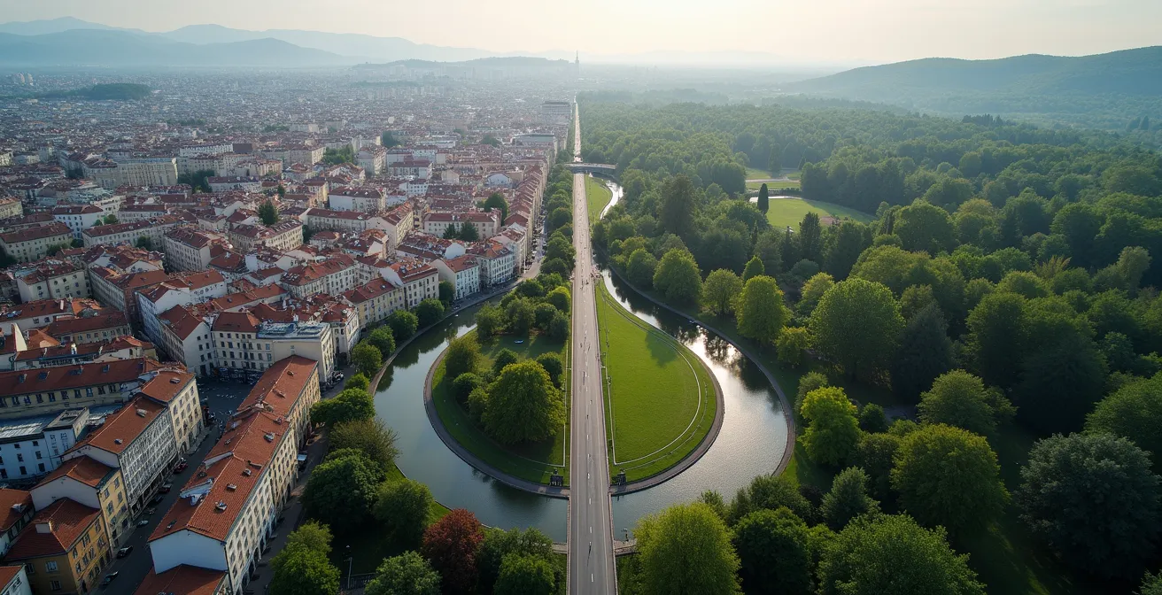 Transition paysage urbain vers parc naturel avec route serpentant entre les deux