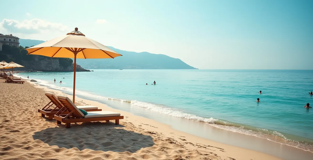 Plage méditerranéenne paisible en septembre avec quelques vacanciers profitant du soleil d'arrière-saison